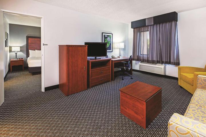 1 King Bed (2 of 11)