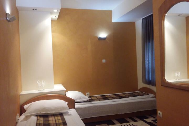 Room 4 of 15