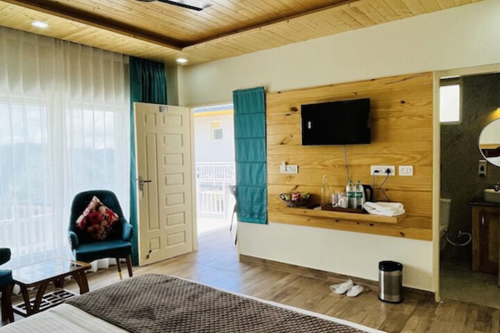 Room 6 of 28
