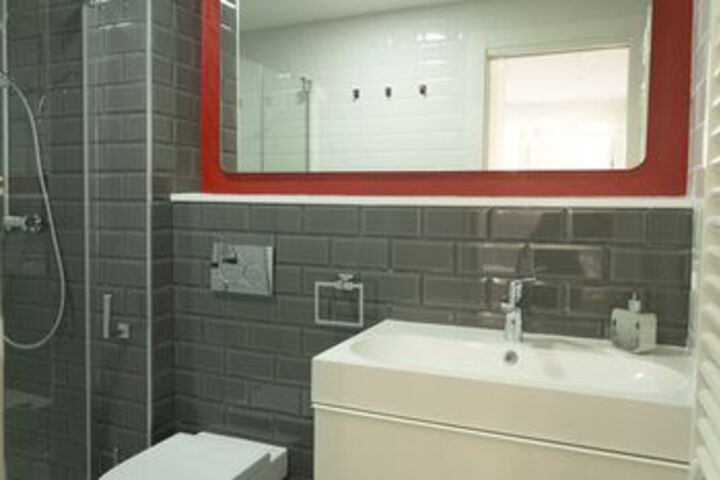 Room 8 of 211