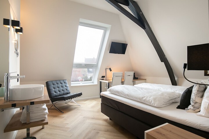 Room 2 of 49