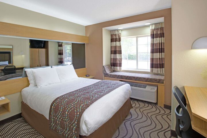 1 Queen Bed (3 of 17)