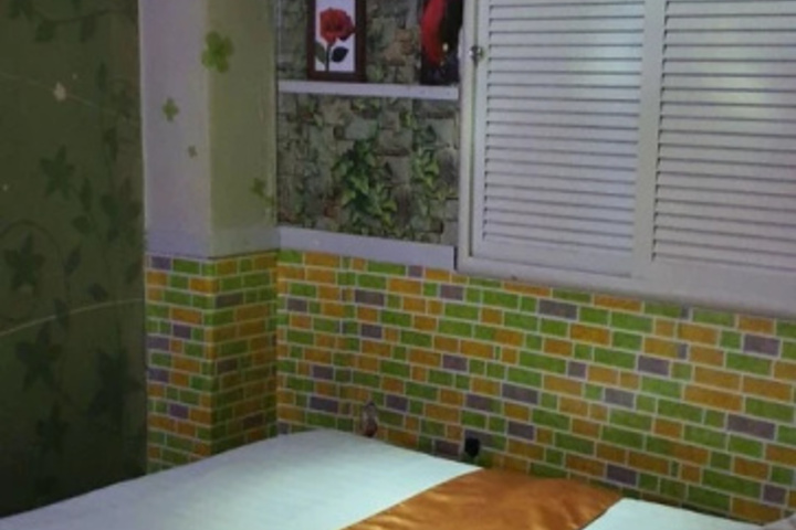 Room 3 of 8