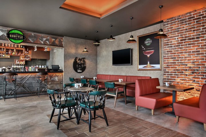 Lounge 33 of 41