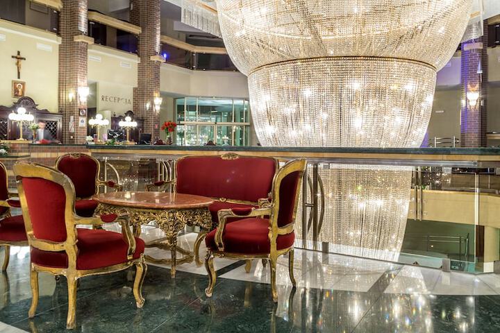 Entrance & Lobby