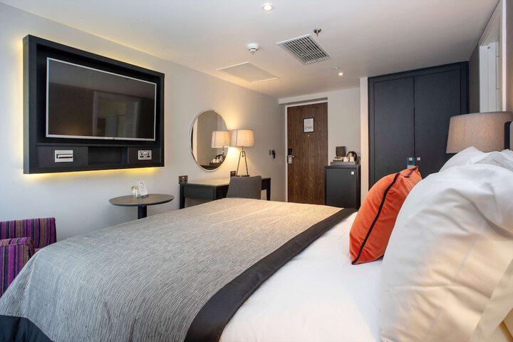 Room 34 of 110