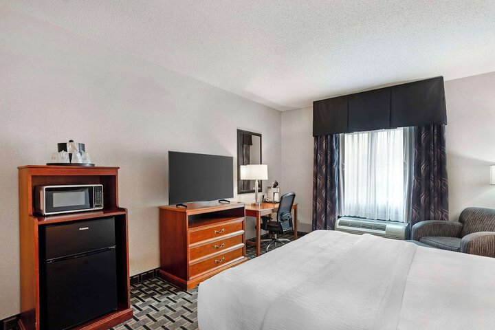 1 King Accessible Comm Assist Roll in Shower Microwave, Refrigerator WiFi Full Breakfast (2 of 16)