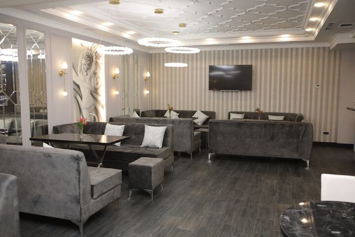 Lounge 36 of 42