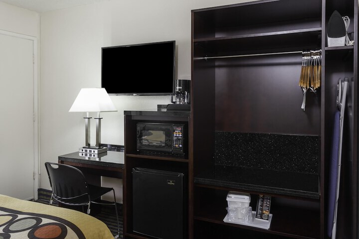 1 Queen Bed (12 of 12)
