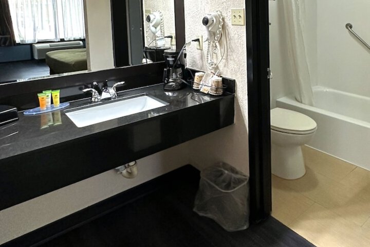 Room 32 of 46