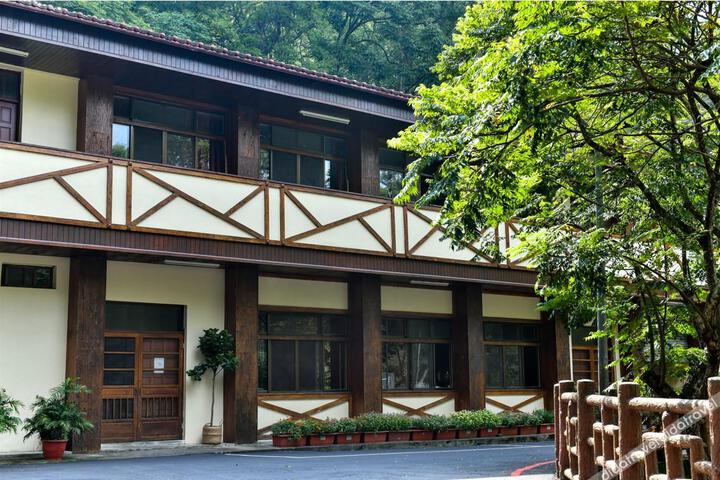Chanshuo Forestville