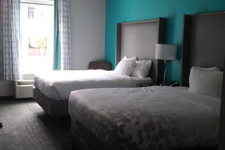 2 Queen Beds (3 of 10)