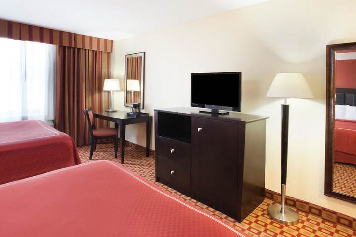 2 Queen Beds (6 of 8)