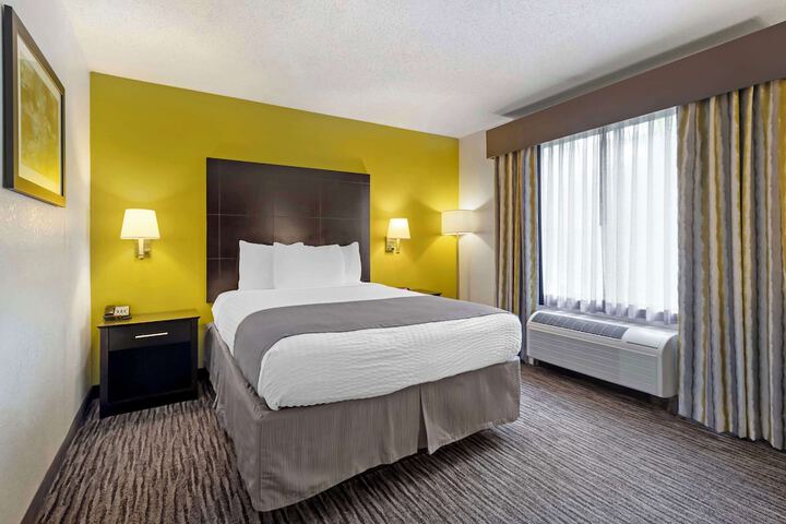2 Queen Beds High Speed Internet Accessible Microwave and Refrigerator, Coffee Maker Iron and Ironing Board Hairdryer Full Breakfast (7 of 11)