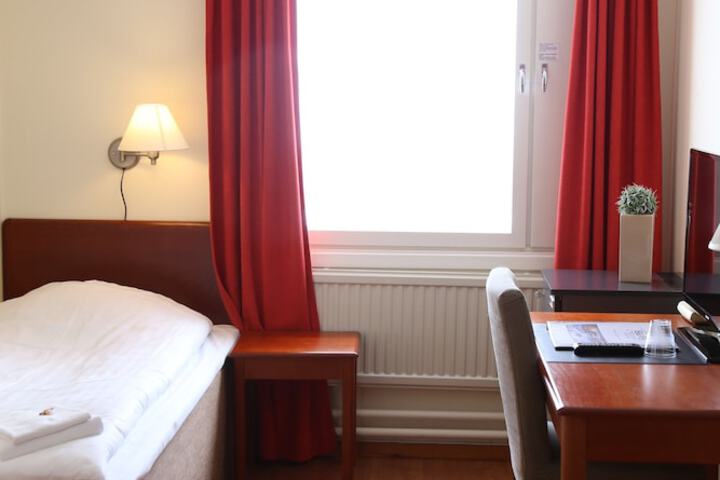 Room 9 of 42