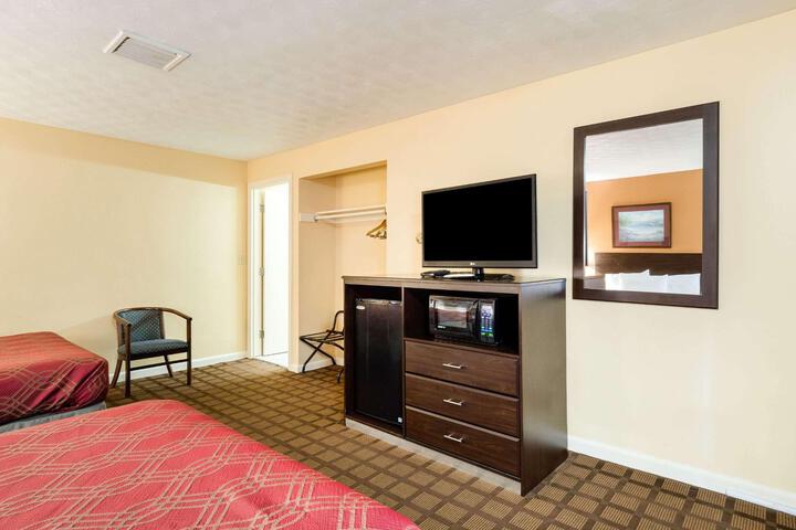 1 Queen Bed (25 of 46)