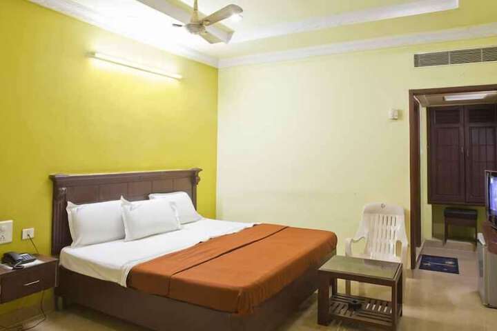 Room 9 of 16