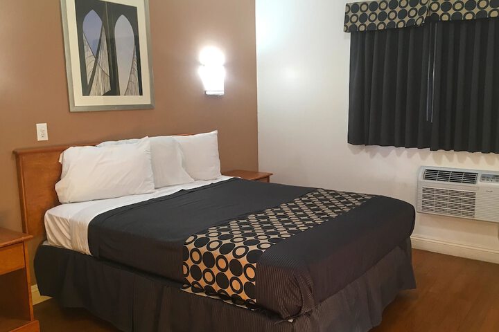 1 King Bed (2 of 5)