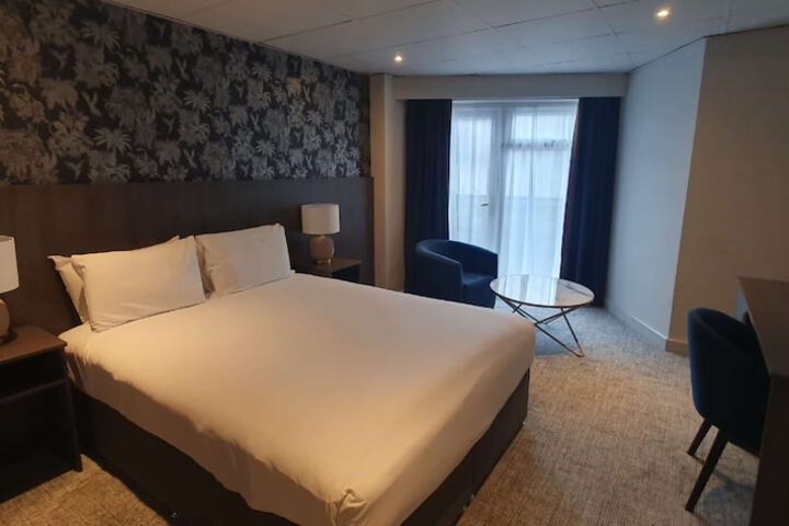 Room 43 of 295