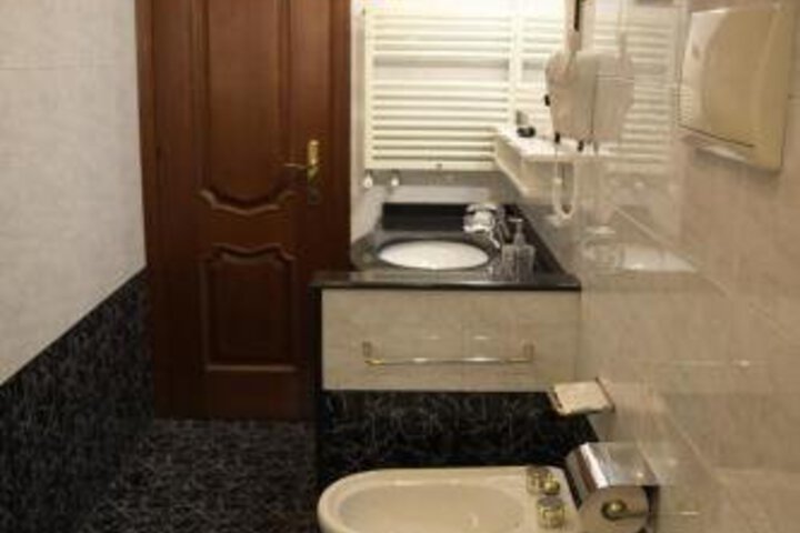 Room 6 of 11