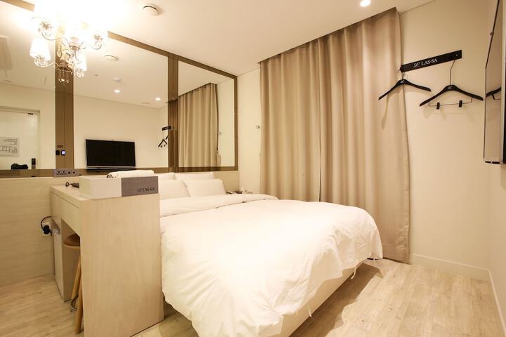 Room 6 of 42