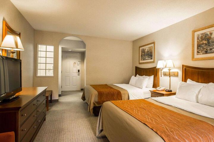 2 Queen Beds River View Balcony (7 of 11)