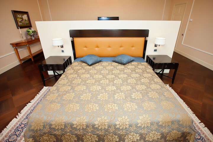 Room 15 of 166