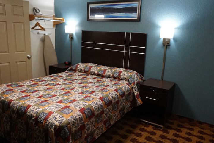 1 Queen Bed (4 of 4)