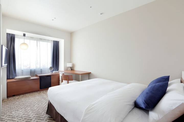 Room 27 of 102