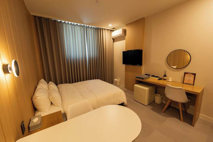 Room 8 of 80