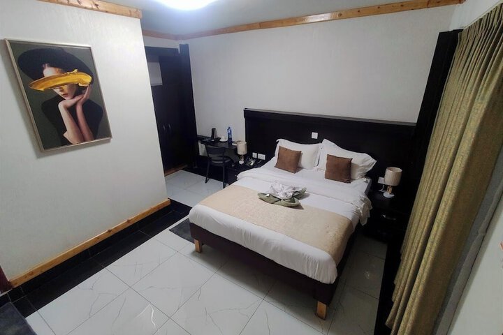 Room 4 of 63