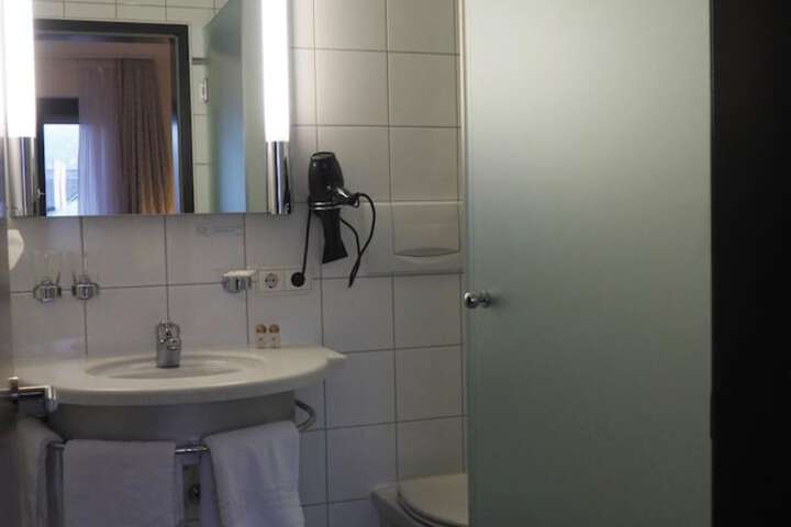 Room 28 of 65