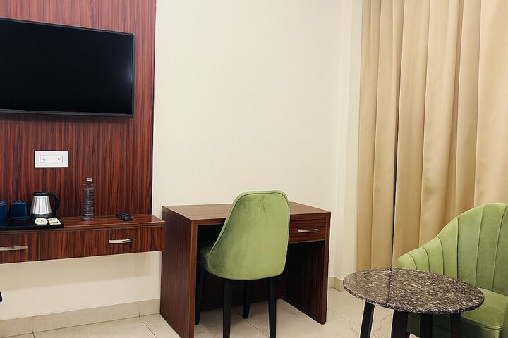 Room 32 of 80