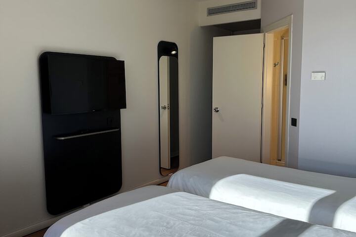 Room 46 of 85