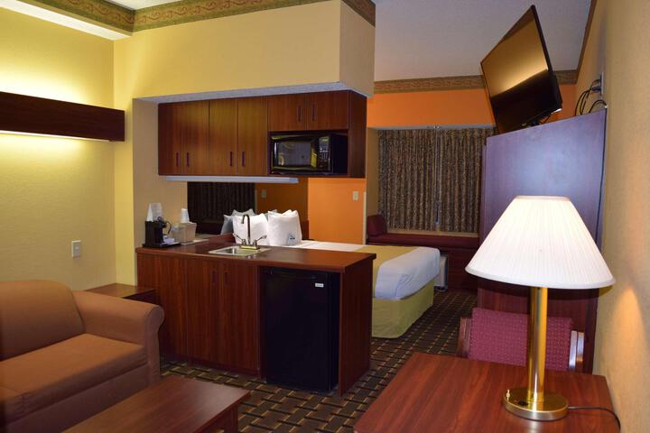 1 Queen Bed (18 of 35)