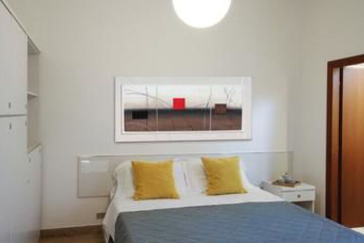 Room 9 of 18