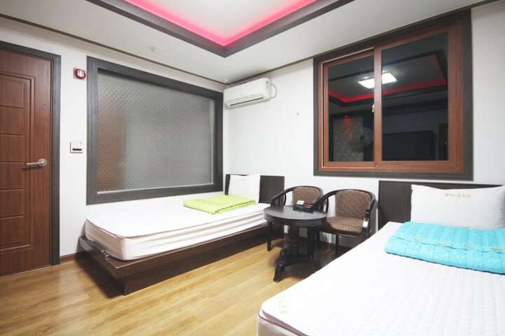 Room 12 of 18