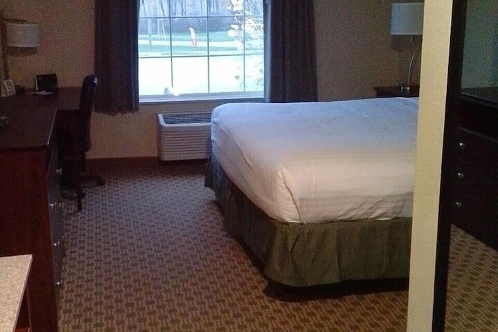 Accessible 1 King Accessible Roll in Shower Microwave and Refrigerator WiFi Continental Breakfast (2 of 6)