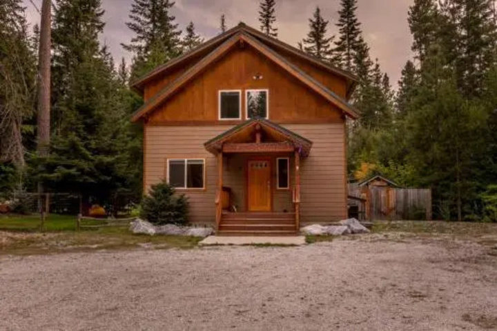Exterior of Paws in The Mountains