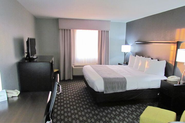 Basic King Bed (8 of 32)