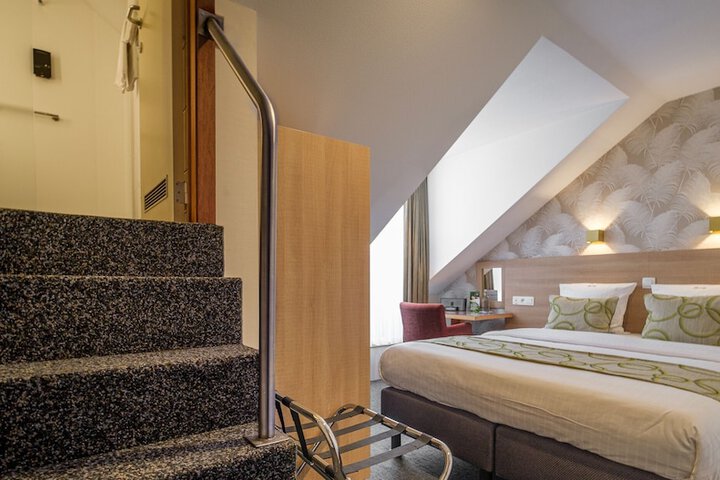 Room 32 of 71