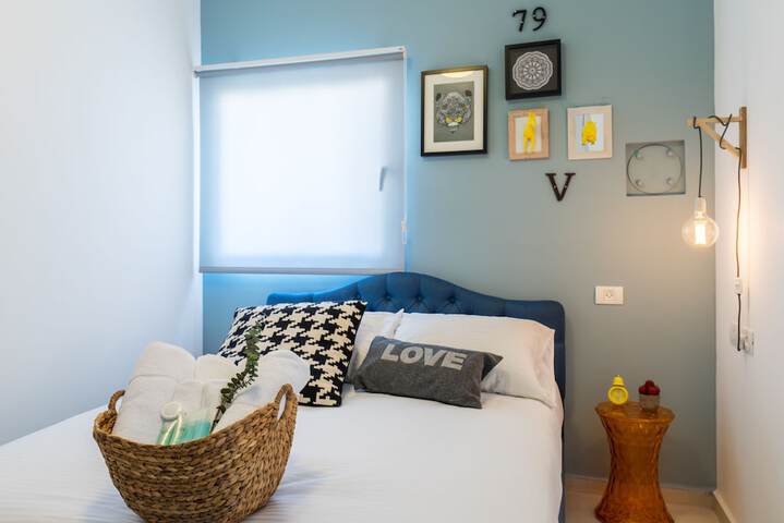 Room 5 of 77