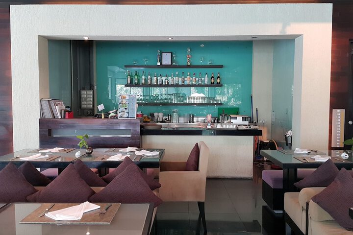 Lounge 51 of 64