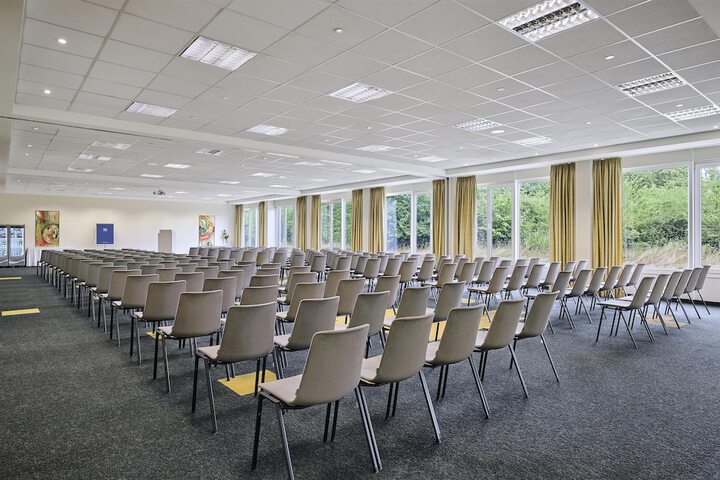 Business Center 27 of 28