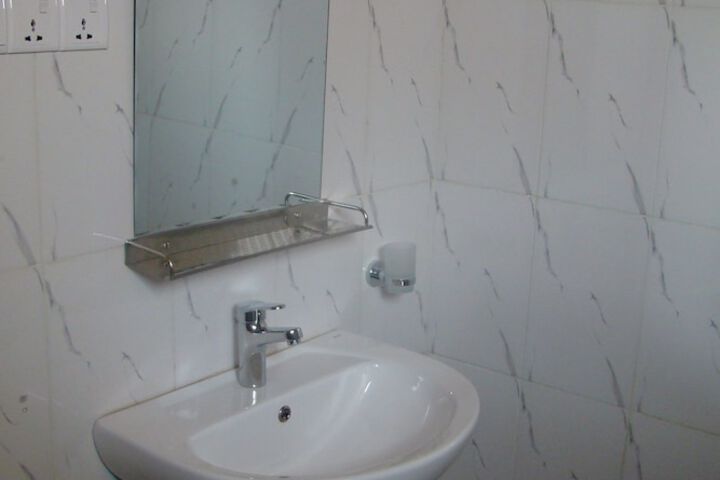 Room 6 of 33