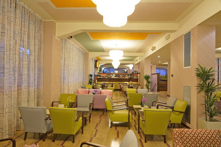 Lounge 49 of 68
