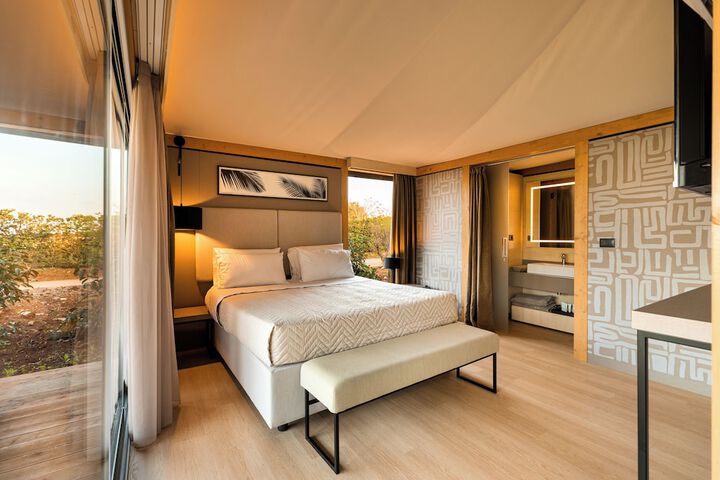 Room 6 of 33