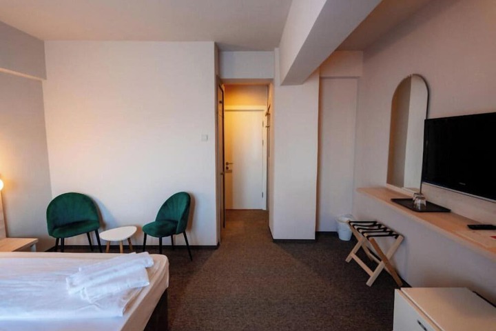 Room 11 of 28