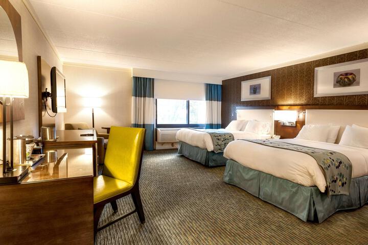 2 Queen Beds (5 of 10)
