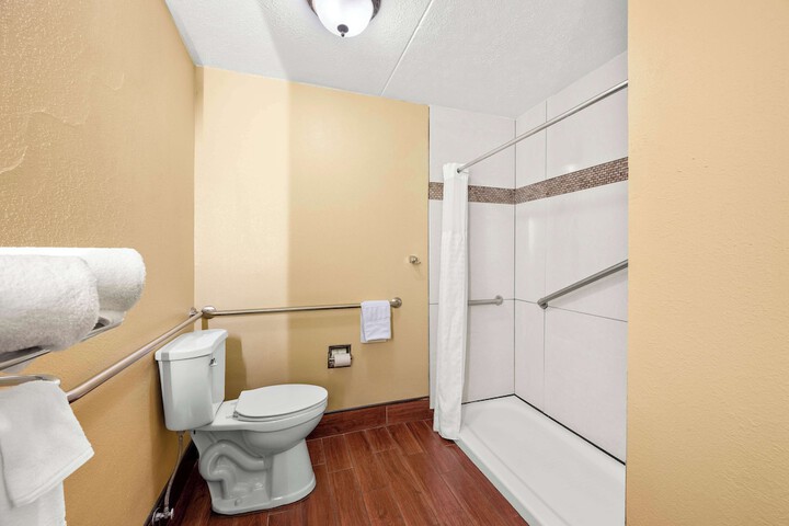 1 King Bed Upstairs High Speed Internet Accessible Microwave and Refrigerator, Continental Breakfast (2 of 16)